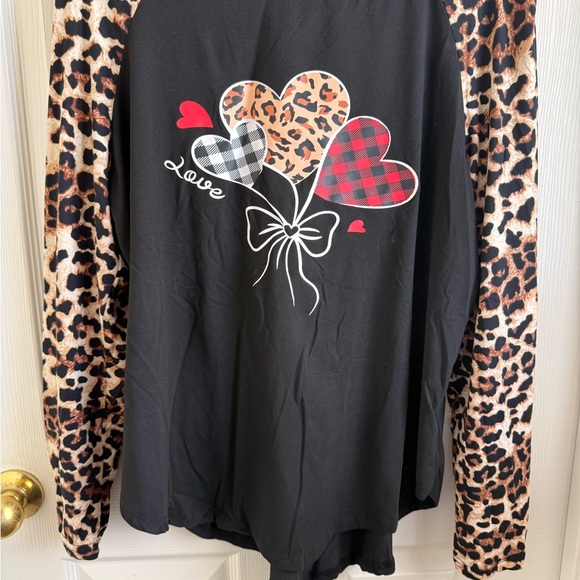 SHEIN Black Long Sleeve Kids Tee with Heart and Leopard Design - Picture 2 of 7